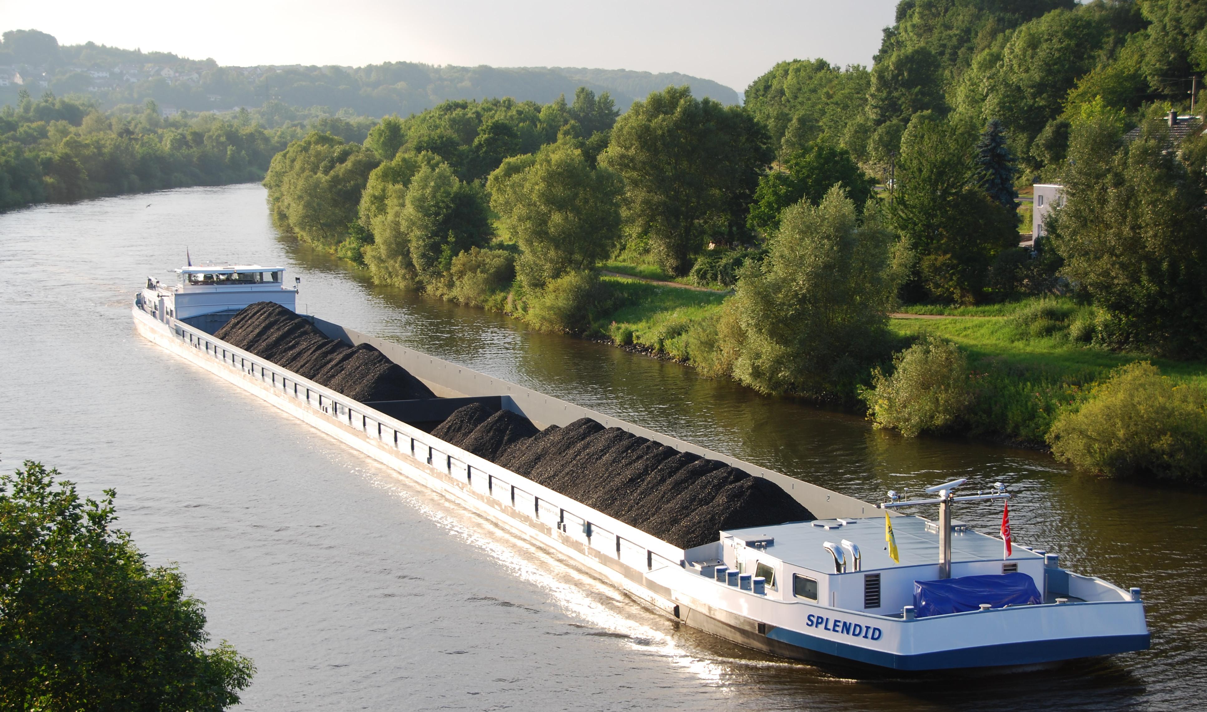 Rijnaarde schip vaart naar rechts met kolen